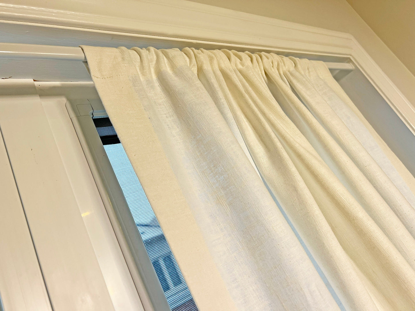 Oval spring tension rod for cafe curtains