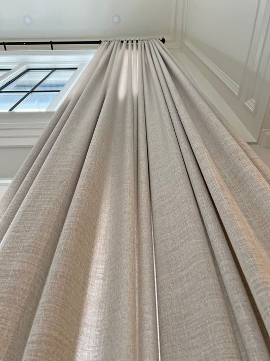Maintaining Warmth and Comfort: Roman Shades in the Winter Season