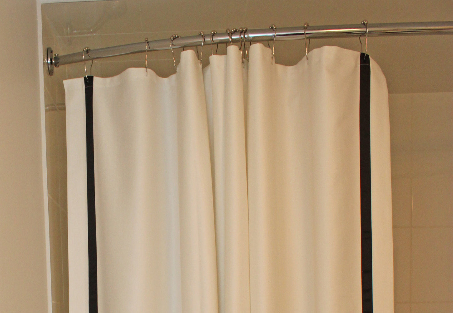 Buttonhole top hung from standard shower hooks — LOGANOVA