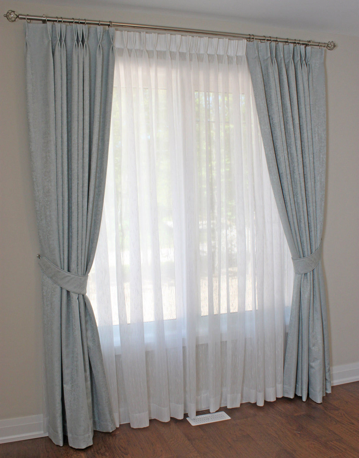 Pinch pleat heading with pre-installed drapery hooks