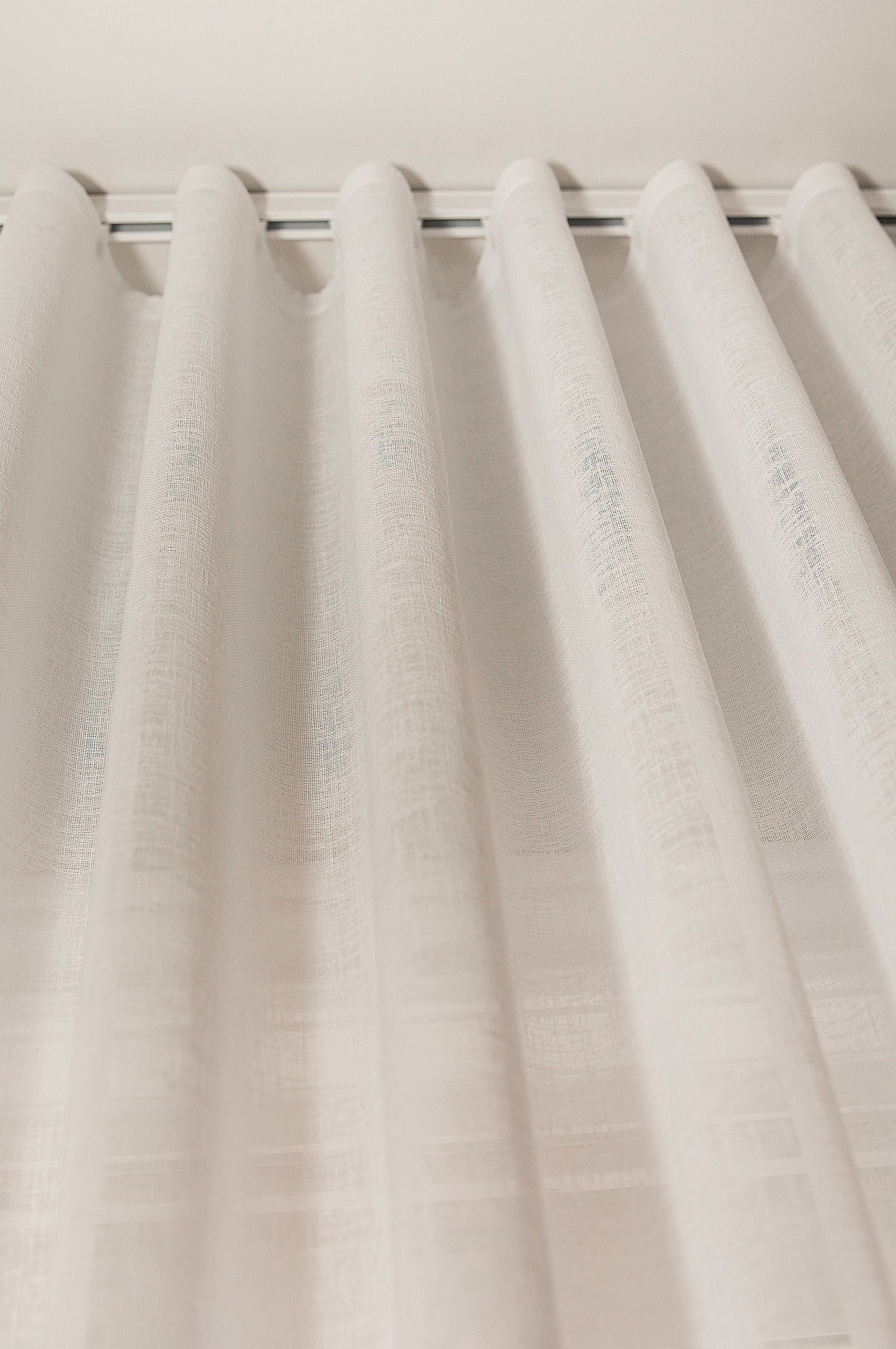 Berlin sheer S-fold header detail on white track — LOGANOVA