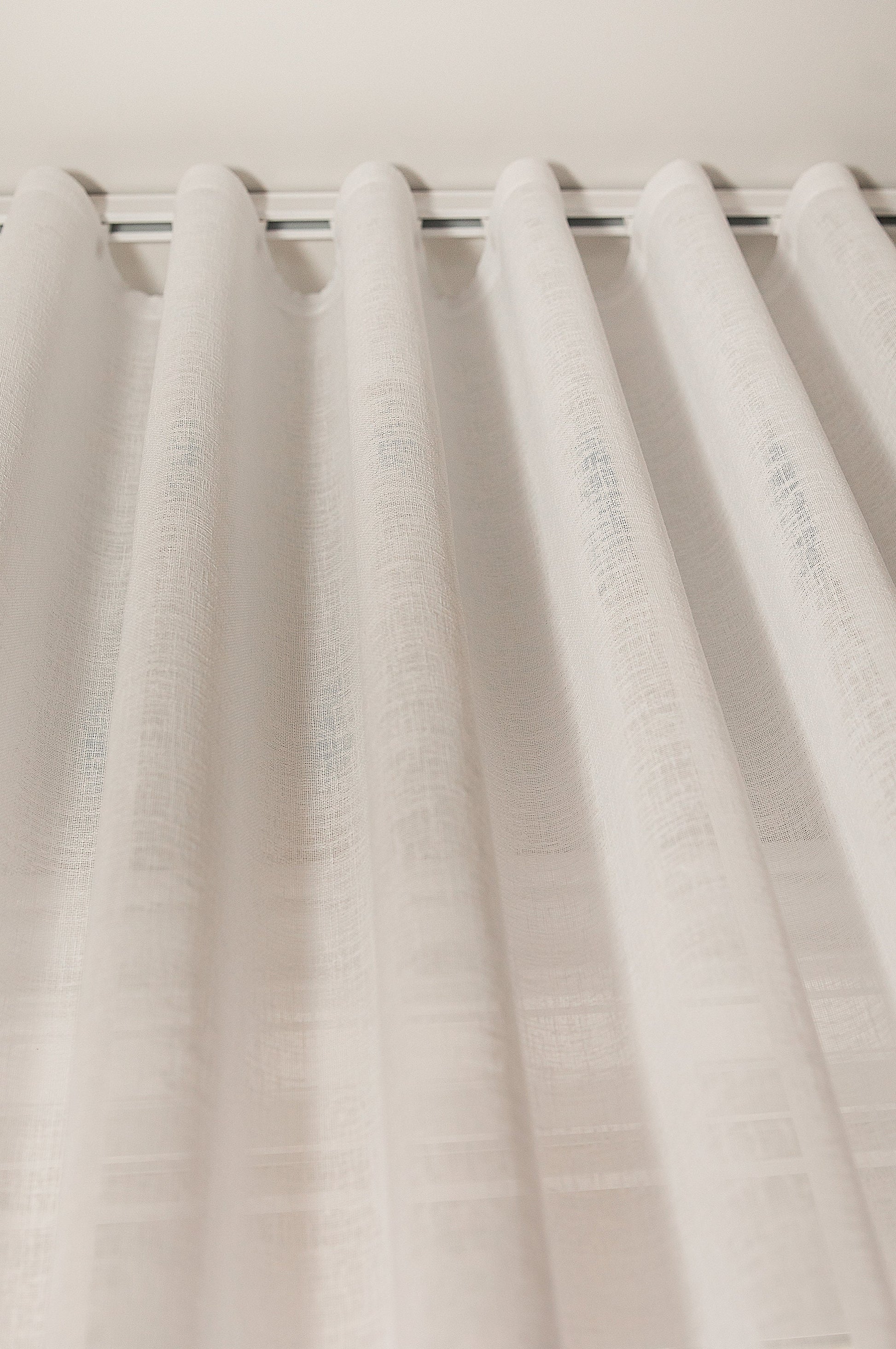 Berlin sheer S-fold header detail on white track — LOGANOVA