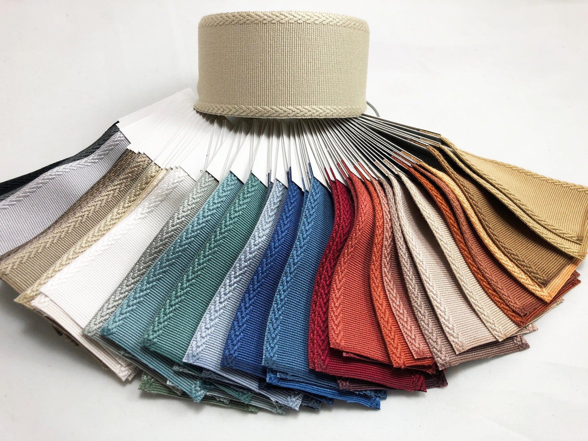 Fan of heart trim swatches with a roll of the beige border — LOGANOVA