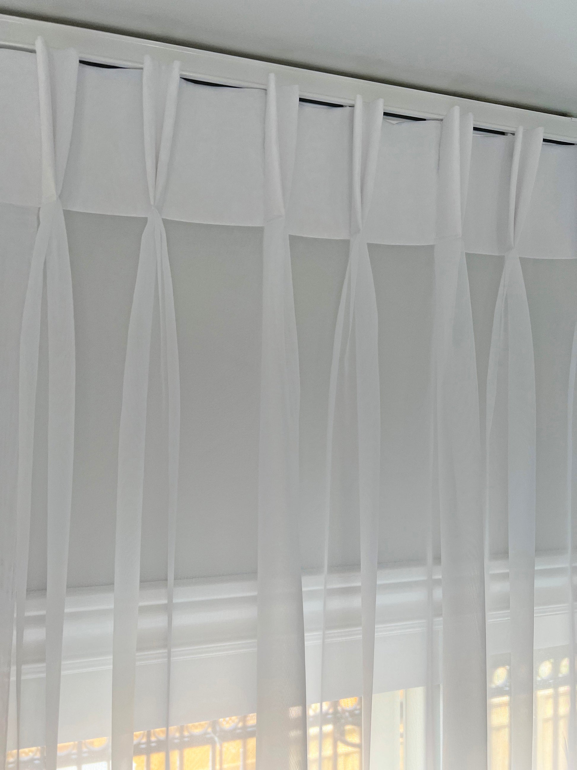 Pinch pleat header detail, double pleats on ceiling track — LOGANOVA