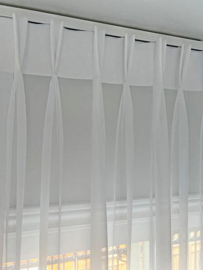 Pinch pleat header detail, double pleats on ceiling track — LOGANOVA