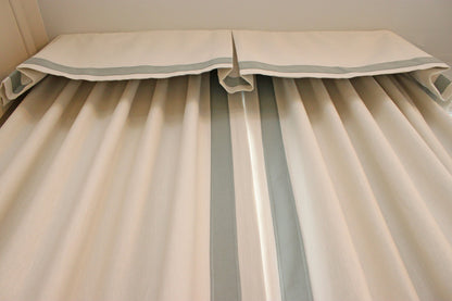 Box pleat header of the valance with trim border, top detail — LOGANOVA