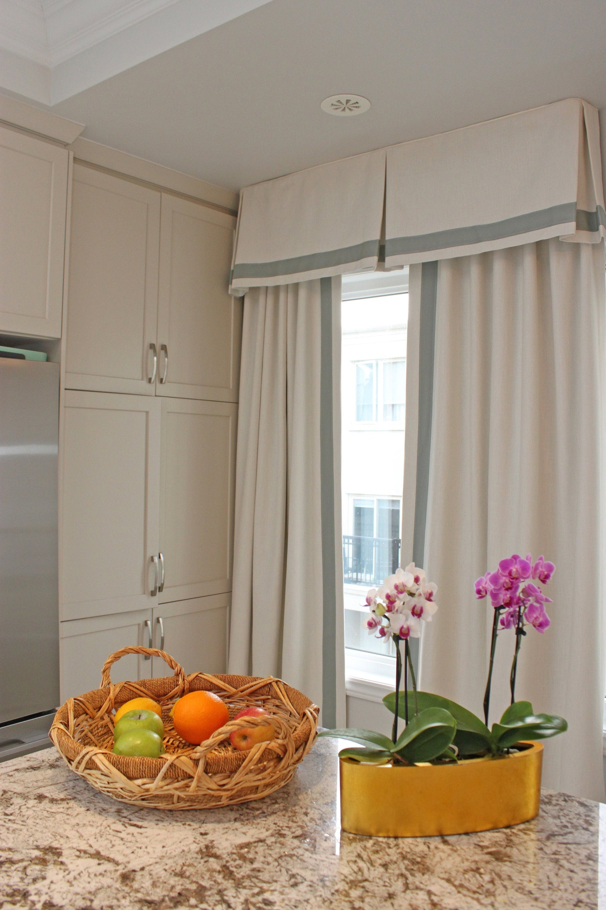 Linen valance and matching curtains with trim in a kitchen — LOGANOVA