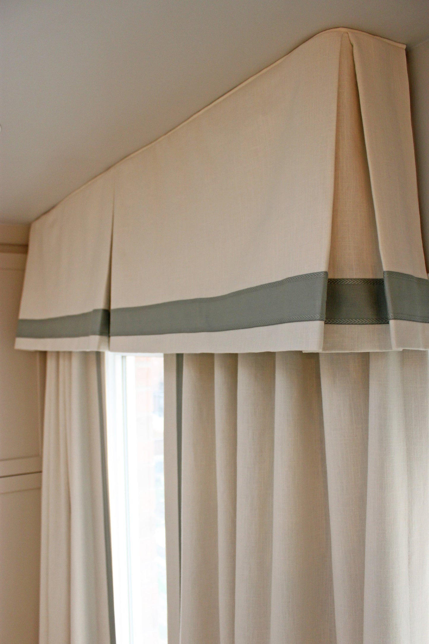 Cream linen pleated valance with seafoam heart trim border, close view — LOGANOVA