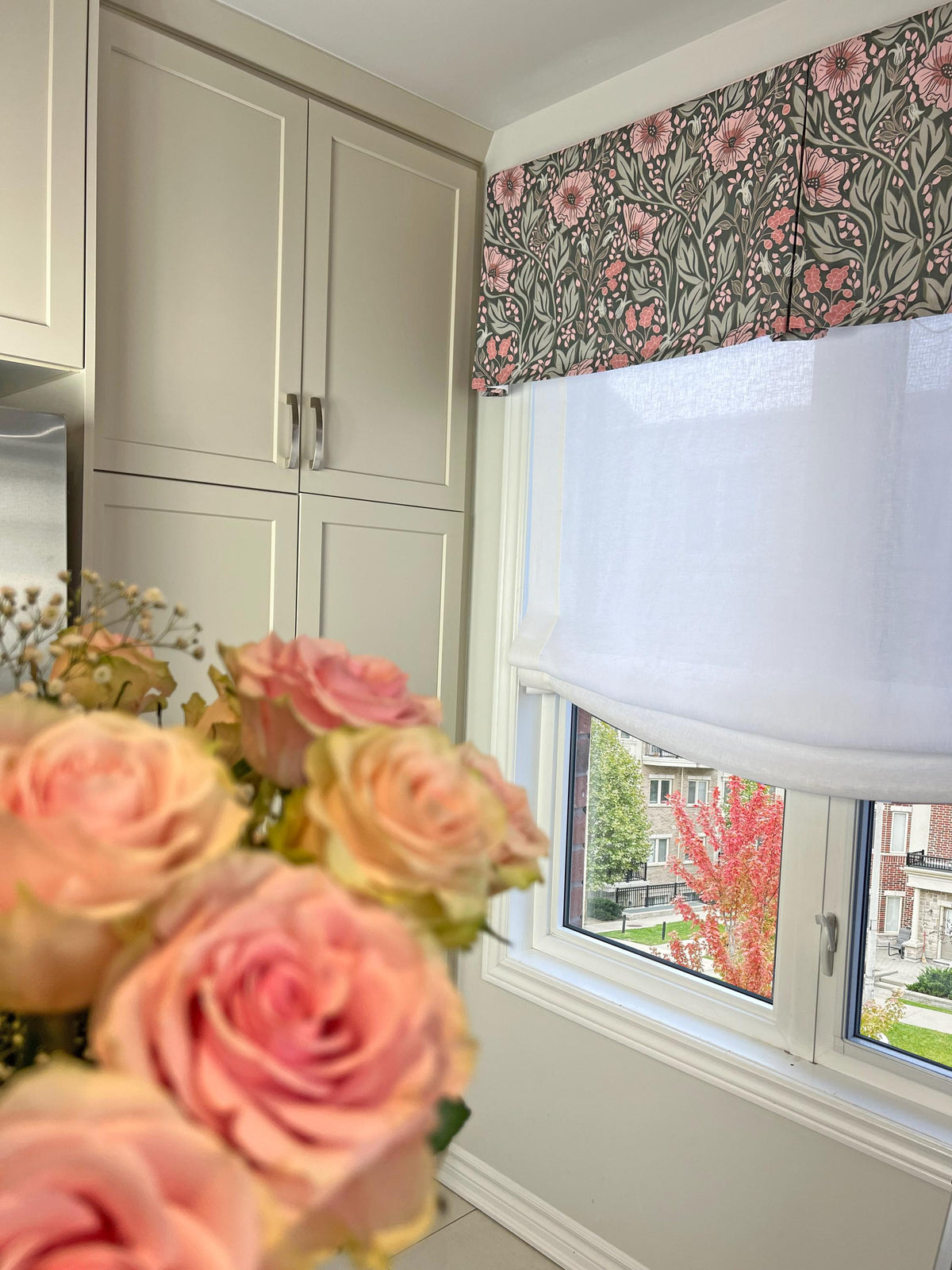 Arts & Crafts floral valance, full width view