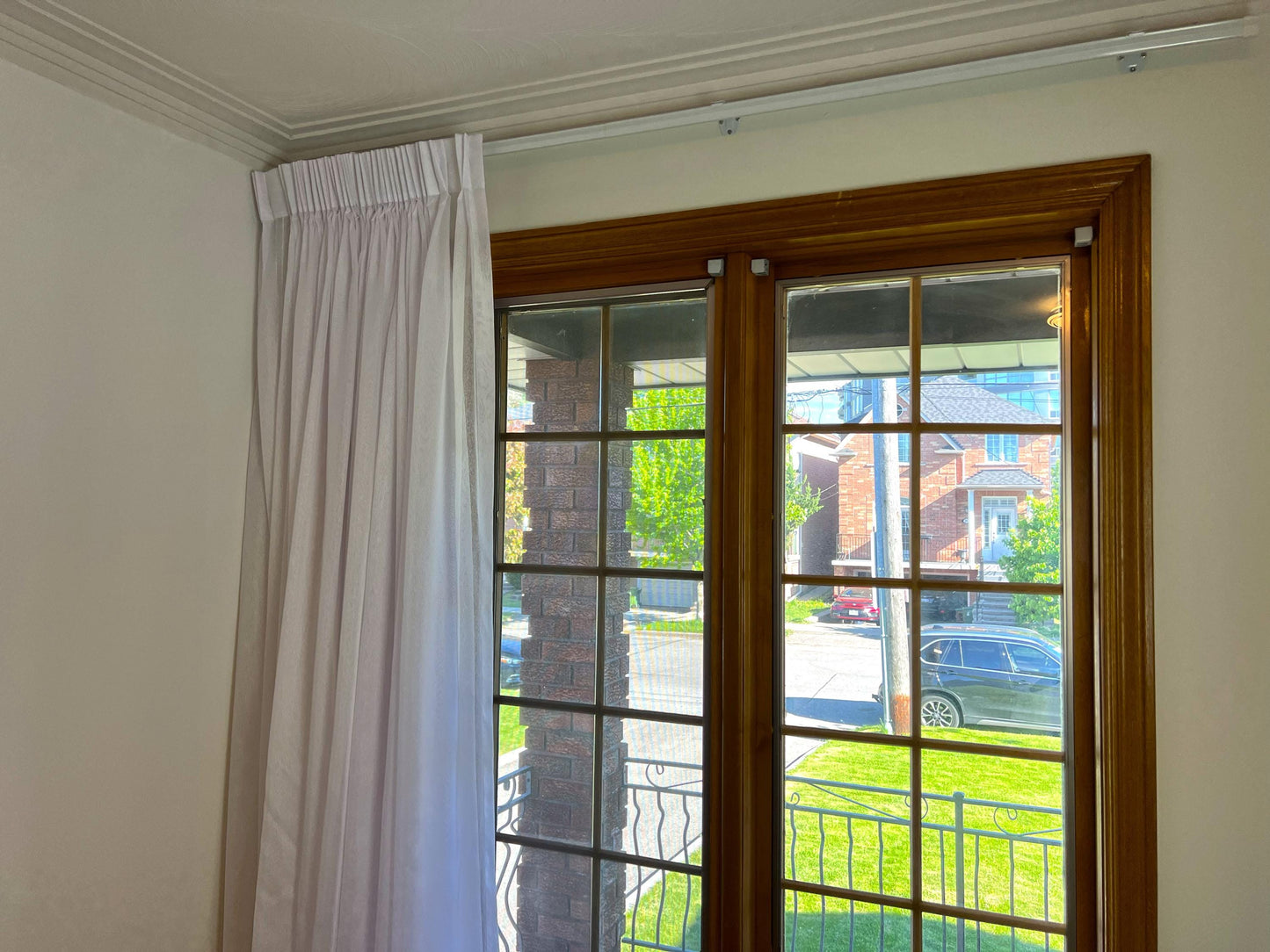One-way draw traverse curtain rod set — hardware detail
